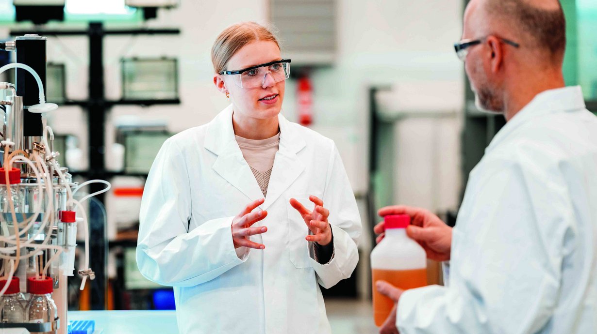 Zwei Wissenschaftler in einem Labor reden miteinander