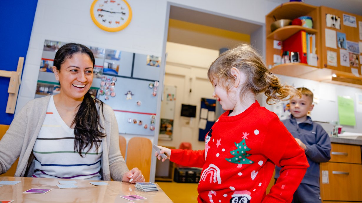 Eine Erzieherin spielt mit einem Kindergartenkind