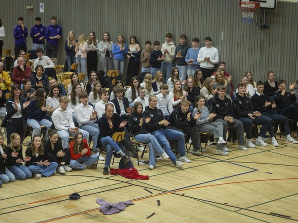 Junge Sportlerinnen und Sportler sowie Gäste der Veranstaltung