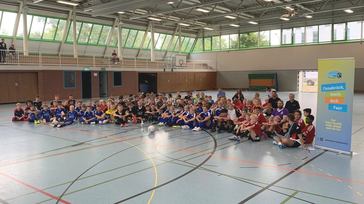 Gruppenfoto mit Schülern in der Sporthalle