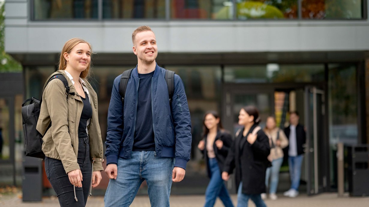 Zwei Studenten vor der Hochschule