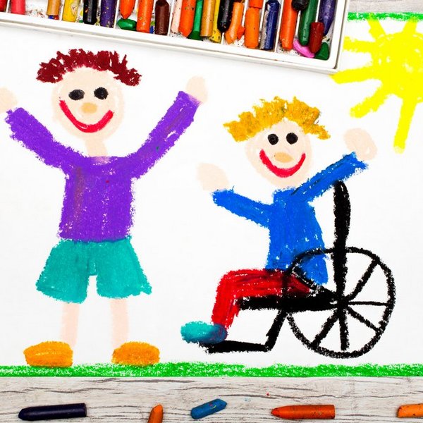 Foto einer farbenfrohen Zeichnung: Lächelnder Junge, der in seinem Rollstuhl sitzt. Daneben ist ein weiterer Junge und eine Sonne zu sehen.