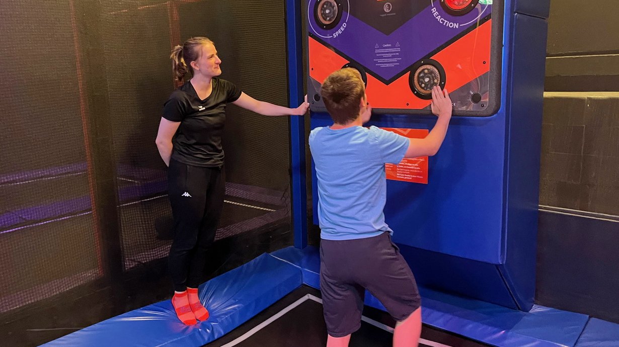 Alina Ditler und Jannik auf dem Trampolin