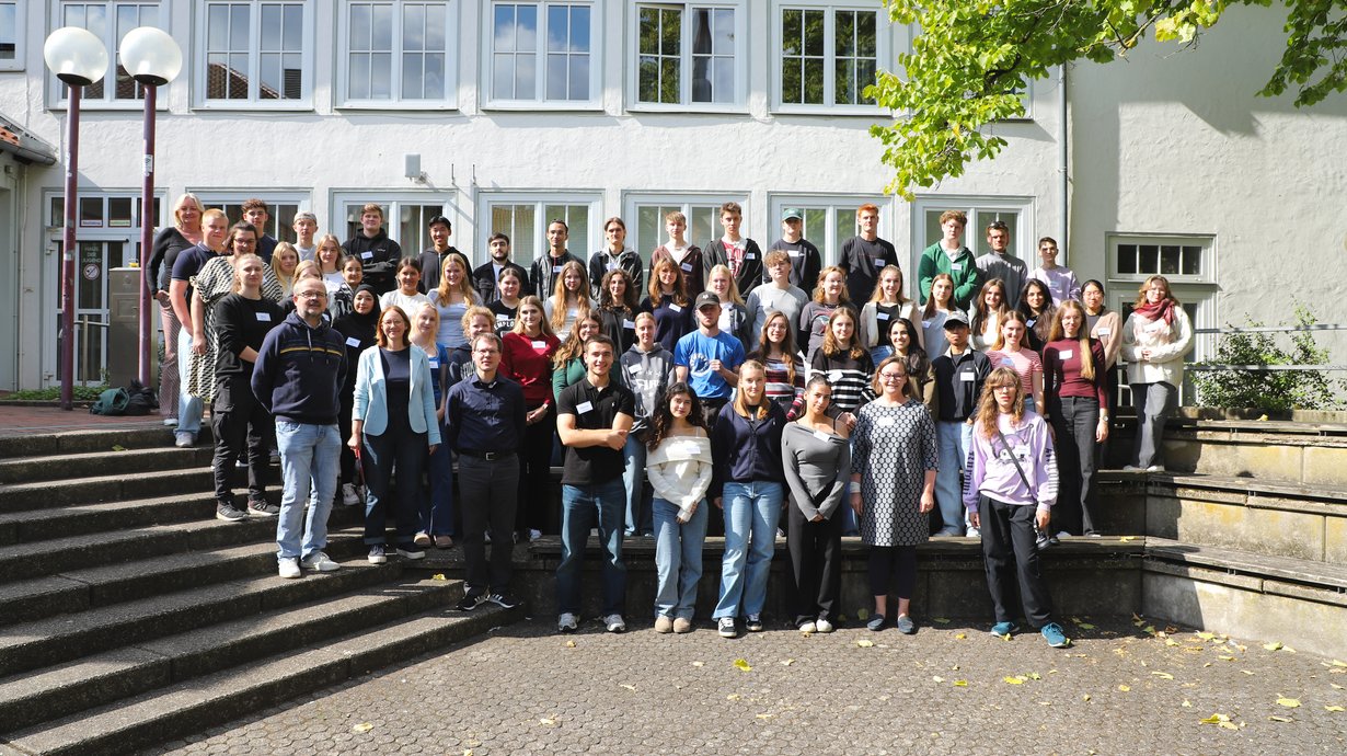 Gruppenfoto vor dem Haus der Jugend