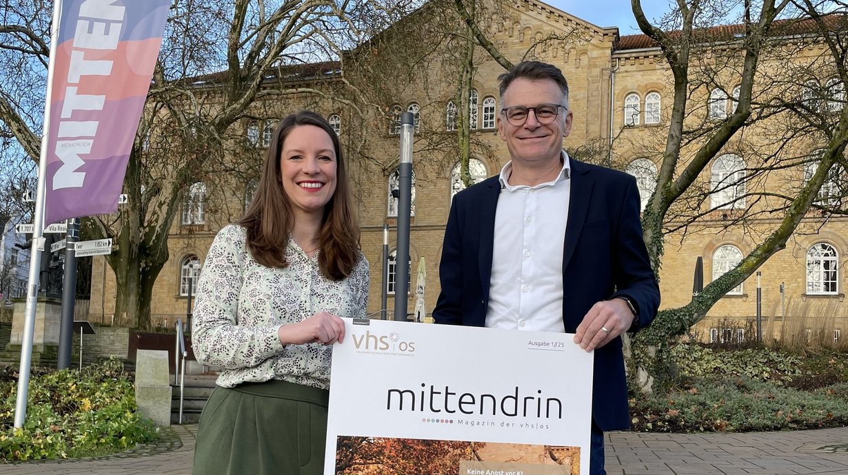 Stellen das neue Magazin <i>mittendrin</i> vor:  Prokuristin Ann-Christine Wöhler und vhs-Geschäftsführer Dr. Tobias Pischel de Ascensão.