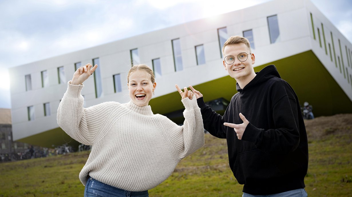 Zwei Studenten vor einem Uni-Gebäude