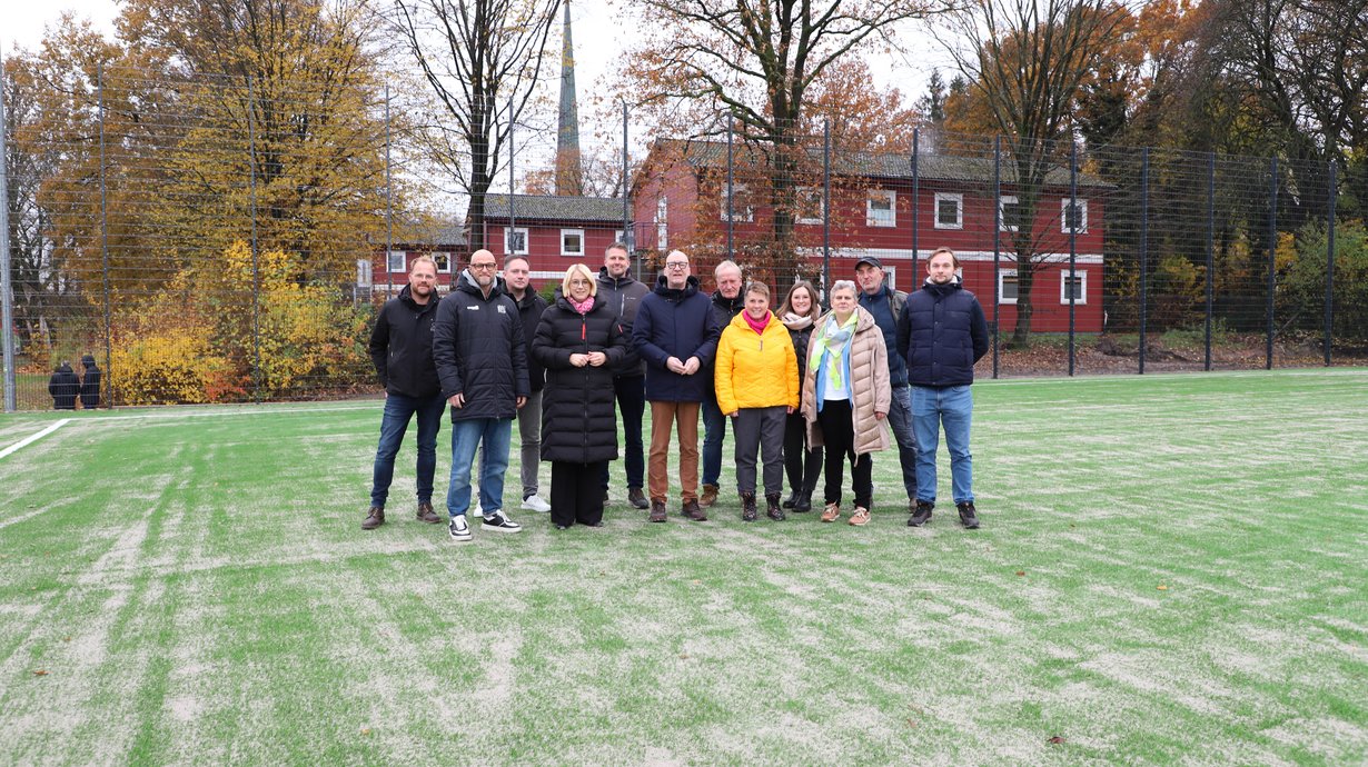 Gruppenfoto auf dem Kunstrasenplatz